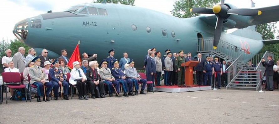 Центральному музею ВОВ передан самолёт Ан-12